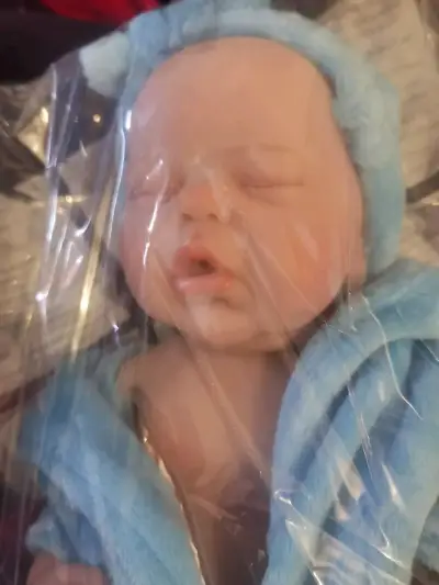 Muñeco reborn bebé con bata azul - miniatura 1