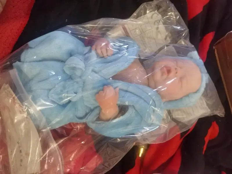Muñeco reborn bebé con bata azul - 2