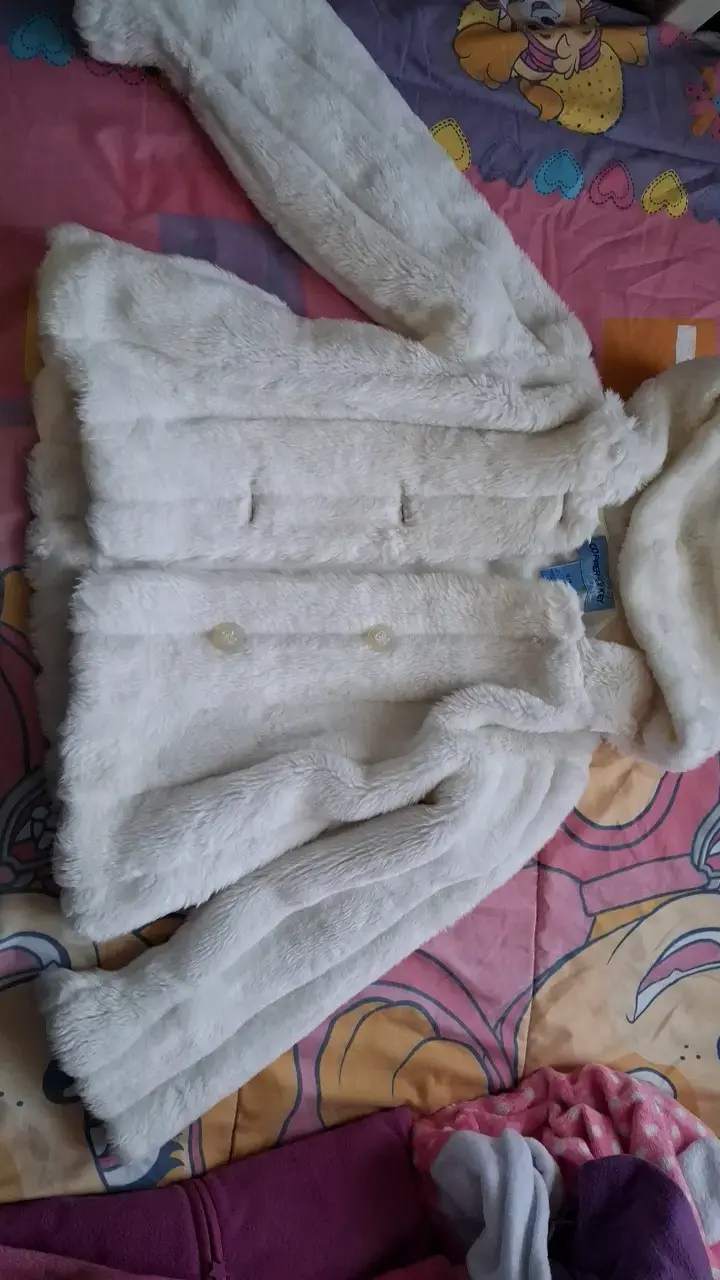 Abrigo de peluche blanco para niña