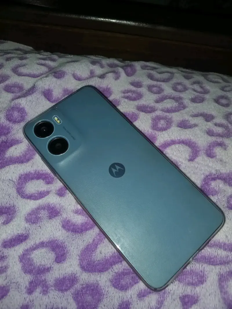 Smartphone Motorola Moto E15 con Cargador - 1