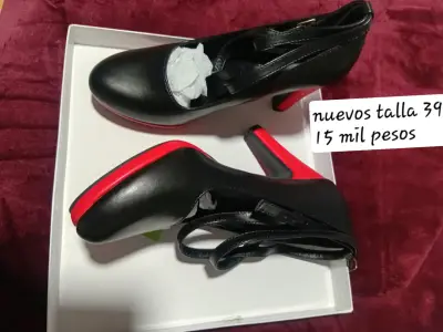 Zapatos de tacos, mismo modelo, distintas tallas - miniatura 1