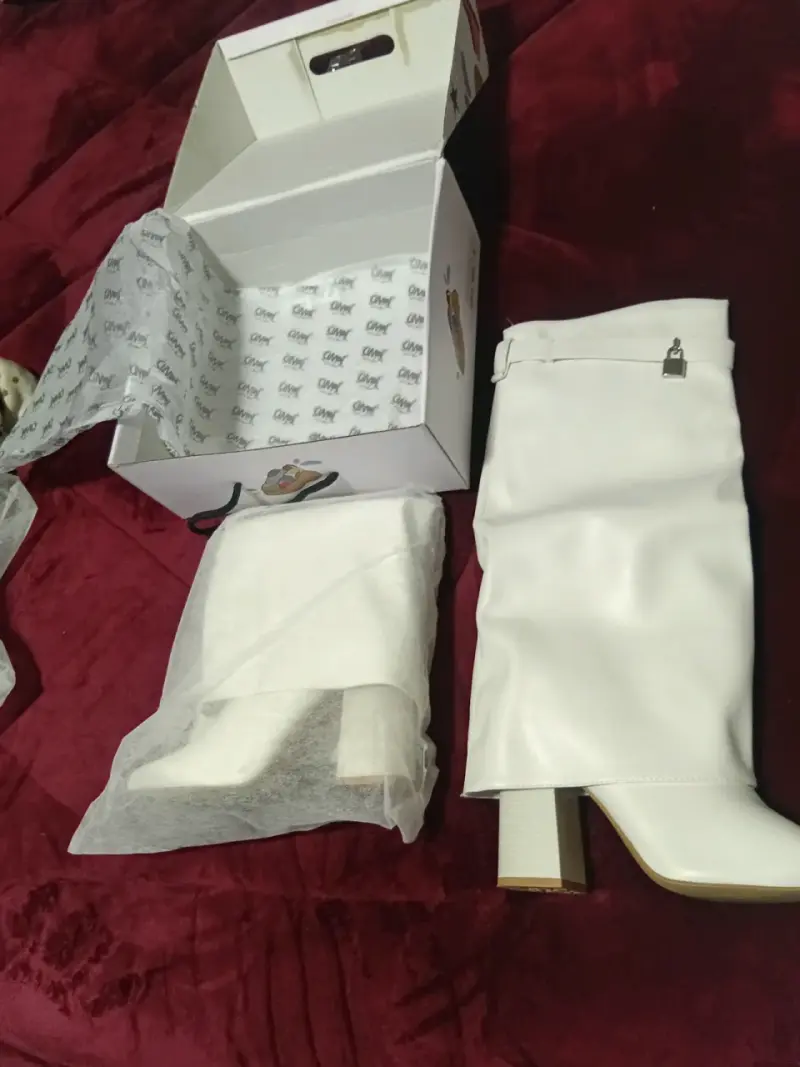 Zapatos de tacos, mismo modelo, distintas tallas - 3