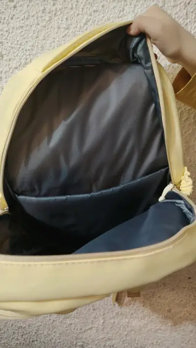 Mochila amarilla Purin con diseño de Pompompurin - miniatura 3