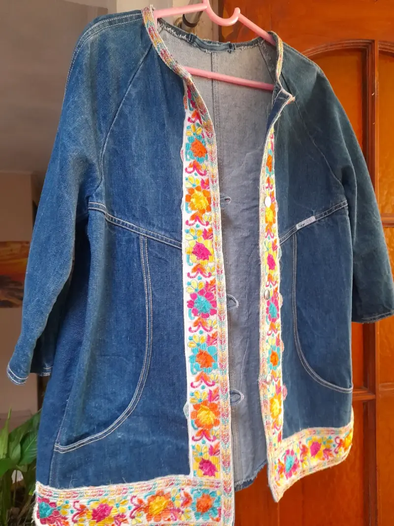 Chaqueta de mezclilla con bordado floral - 1