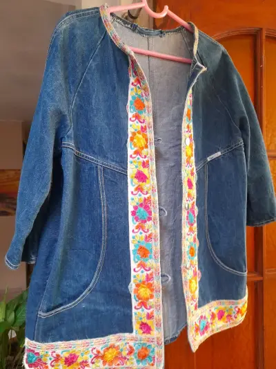 Chaqueta de mezclilla con bordado floral - miniatura 1