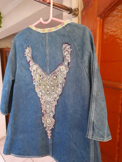 Chaqueta de mezclilla con bordado floral - miniatura 2