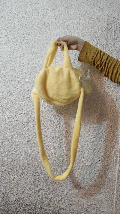 Bolso de felpa amarillo con diseño de pompompurin - miniatura 2
