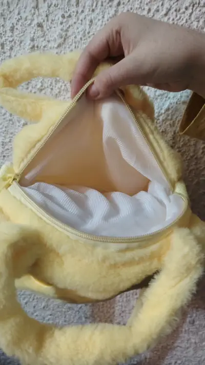 Bolso de felpa amarillo con diseño de pompompurin - miniatura 3