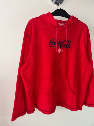 Polerón polar rojo Coca-Cola con capucha - miniatura 2
