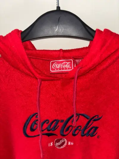 Polerón polar rojo Coca-Cola con capucha - miniatura 3