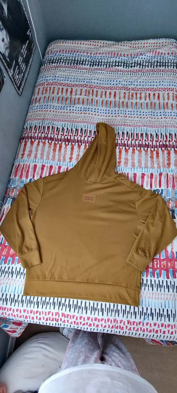 Polerón con capucha color mostaza Zara