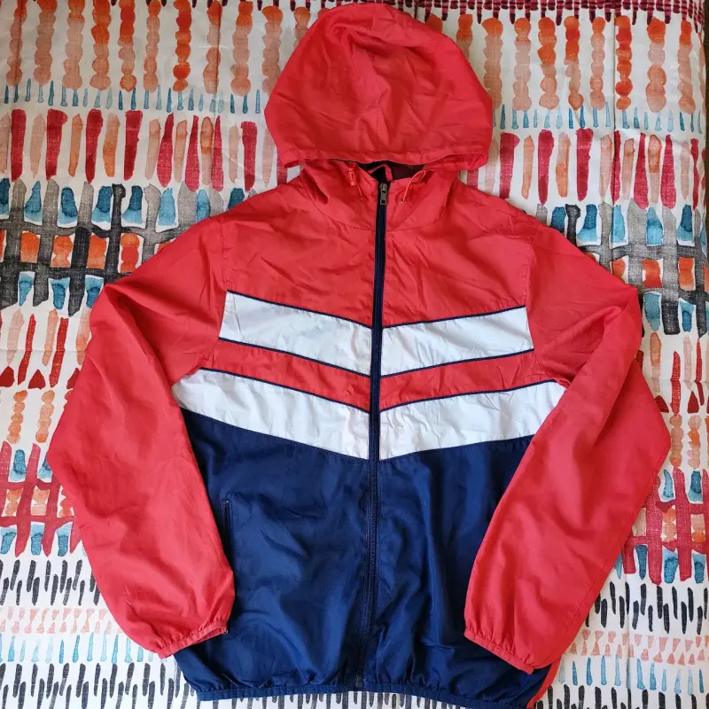 Cortaviento tricolor con capucha para hombre