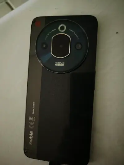 Teléfono Nubia Focus Pro 5G con pantalla rota - miniatura 2