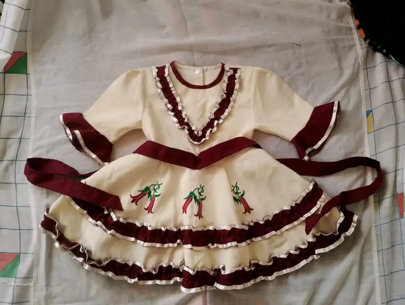 Vestido folclórico infantil con bordados