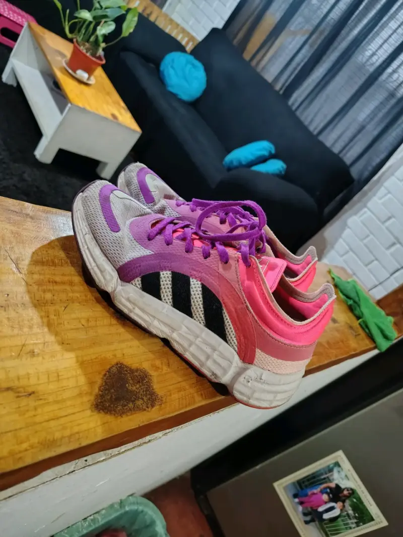 Zapatillas deportivas blancas con detalles rosados - 1