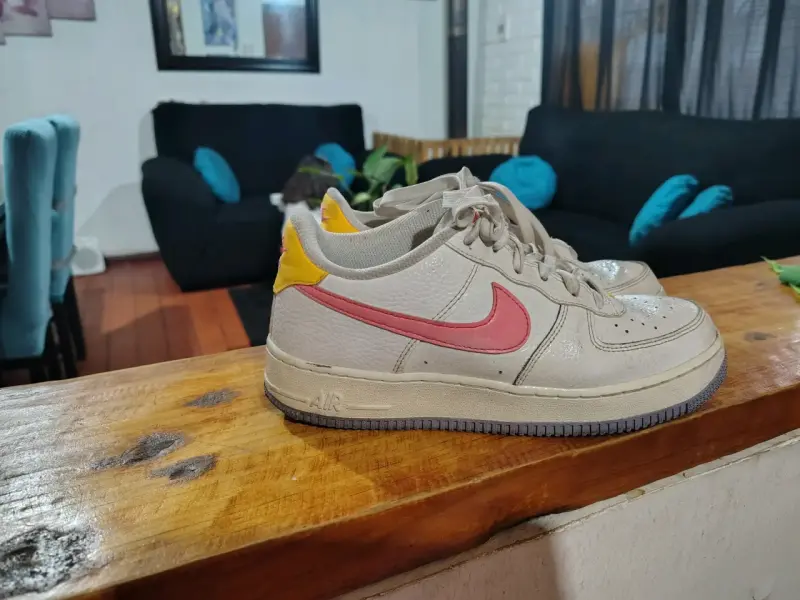 Zapatillas deportivas blancas con detalles rosados - 2