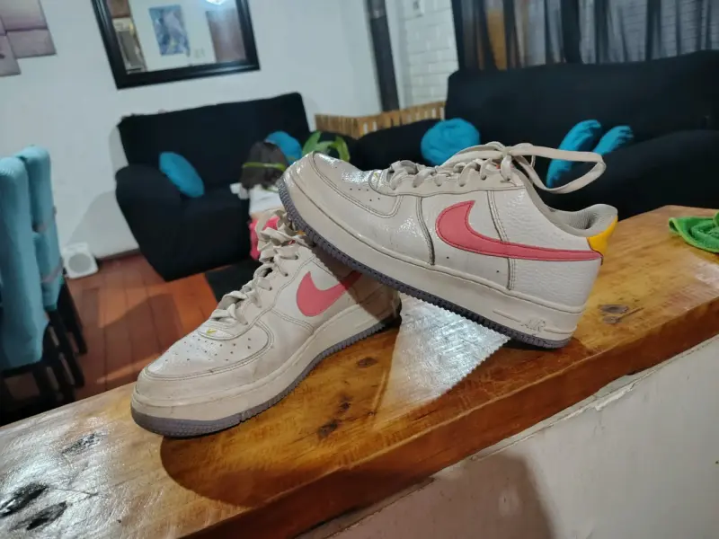 Zapatillas deportivas blancas con detalles rosados - 3