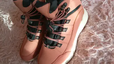 Botas de montaña impermeables color rosa - miniatura 1