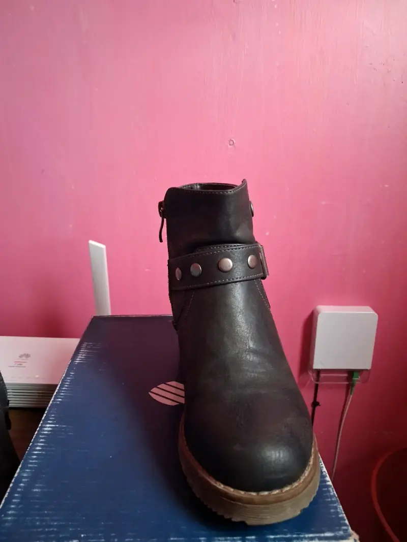 Botines de cuero negro con hebillas y tacón - 1