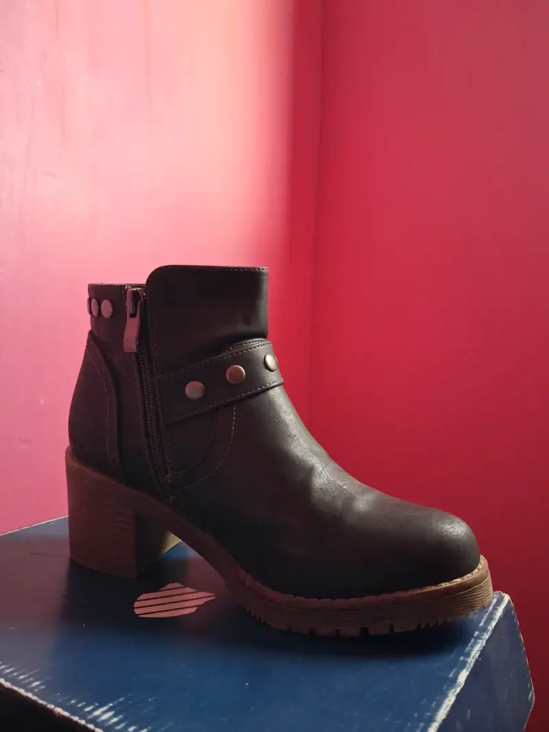 Botines de cuero negro con hebillas y tacón - 2
