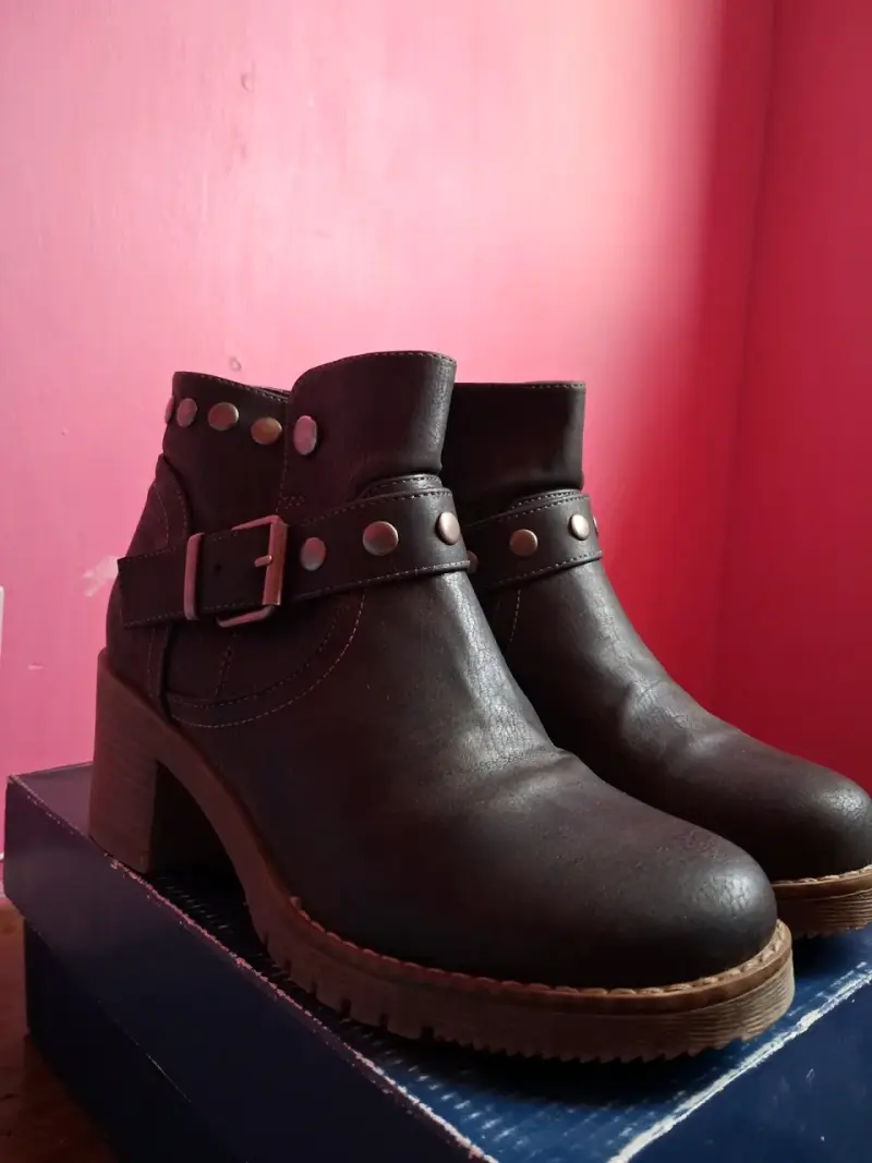 Botines de cuero negro con hebillas y tacón - 3