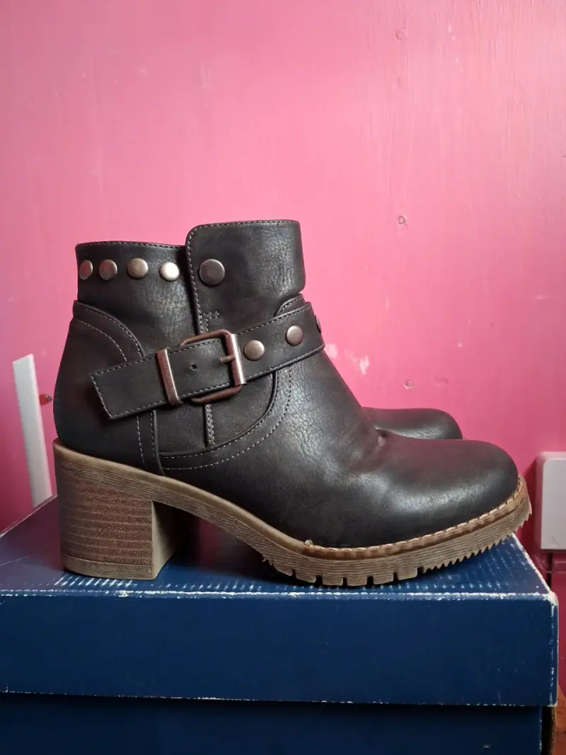 Botines de cuero negro con hebillas y tacón - 4