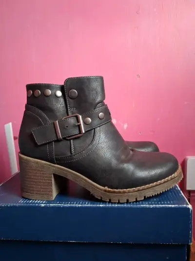 Botines de cuero negro con hebillas y tacón - miniatura 4