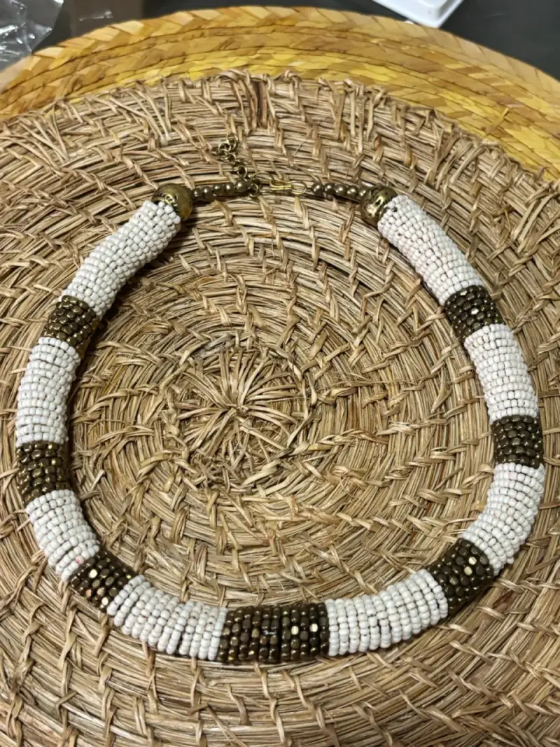 Collar artesanal de cuentas blancas y doradas - 2