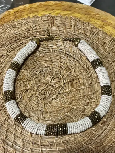 Collar artesanal de cuentas blancas y doradas - miniatura 2