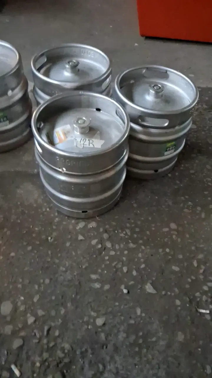Barriles de cerveza metálicos usados