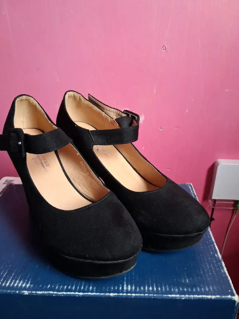 Zapatos de tacón alto negros con hebilla - 2