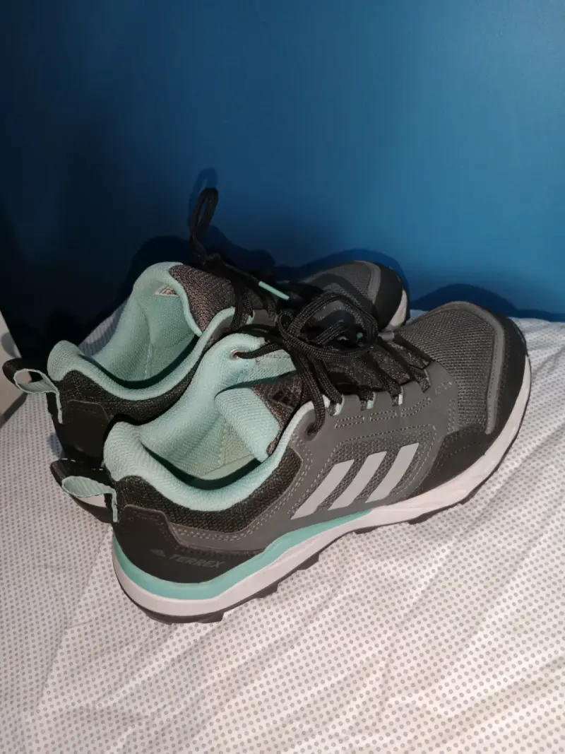 Zapatillas deportivas negras con detalles celestes - 2