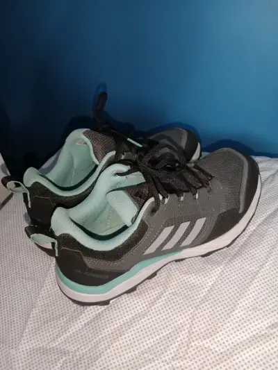 Zapatillas deportivas negras con detalles celestes - miniatura 2