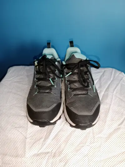 Zapatillas deportivas negras con detalles celestes - miniatura 3