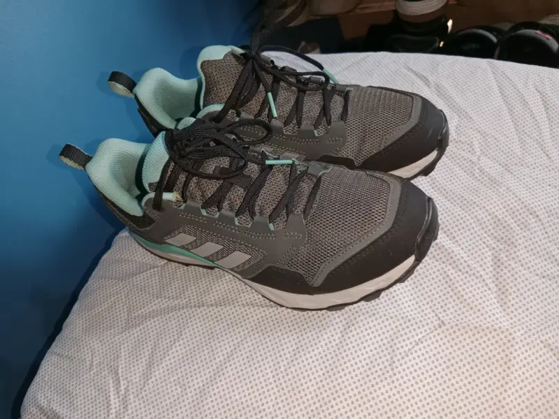 Zapatillas deportivas negras con detalles celestes - 4