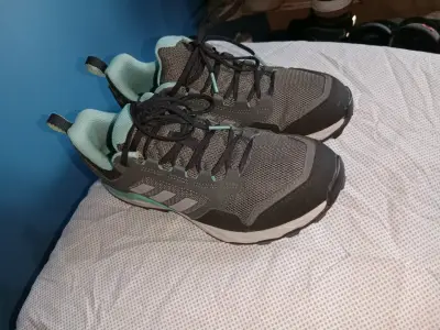 Zapatillas deportivas negras con detalles celestes - miniatura 4