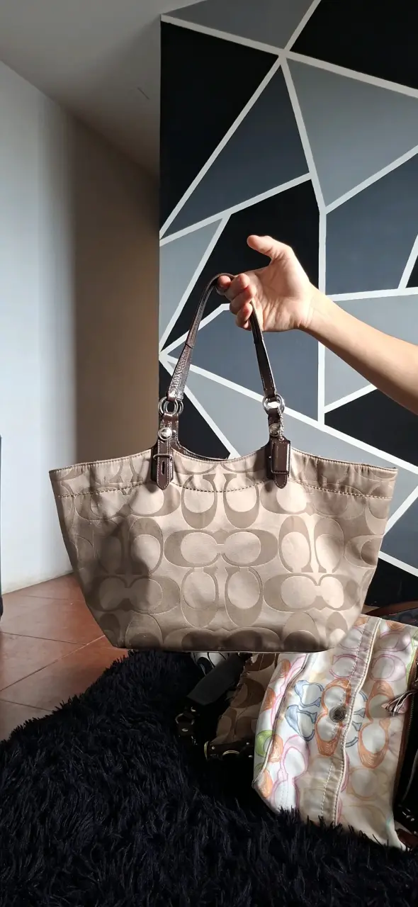 Cartera Coach Beige con Diseño Clásico - 1