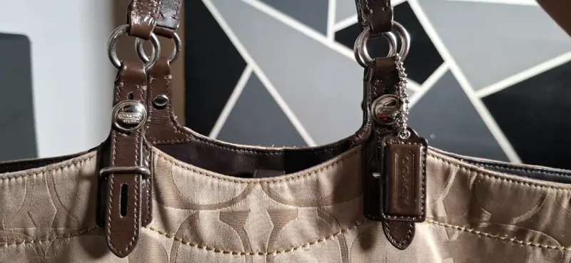 Cartera Coach Beige con Diseño Clásico - 2