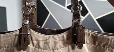 Cartera Coach Beige con Diseño Clásico - miniatura 2