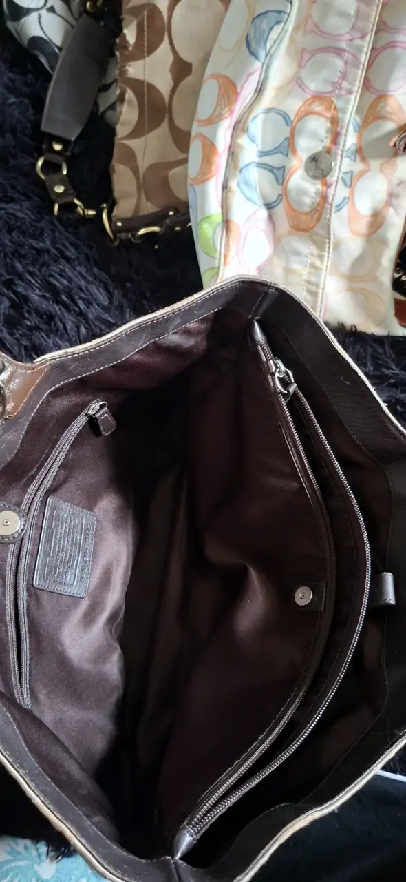 Cartera Coach Beige con Diseño Clásico - 3