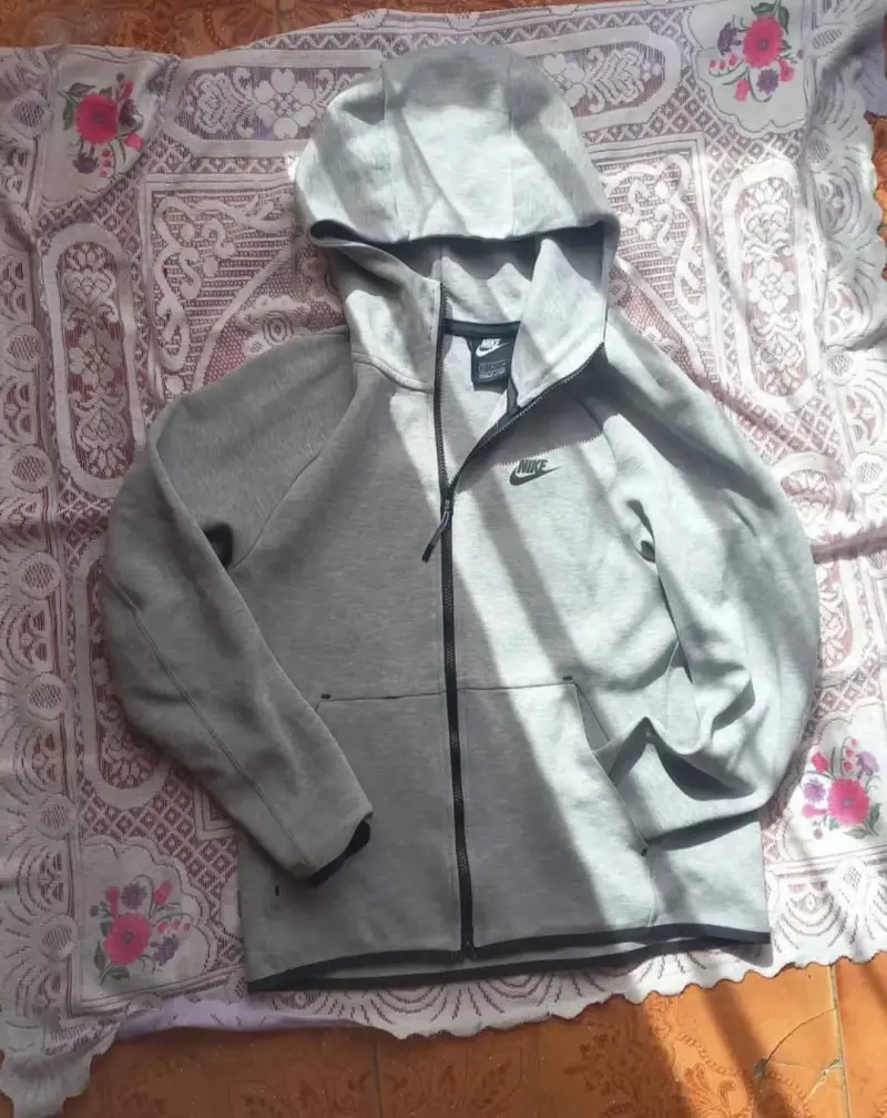 Polerón con capucha Nike gris - 1