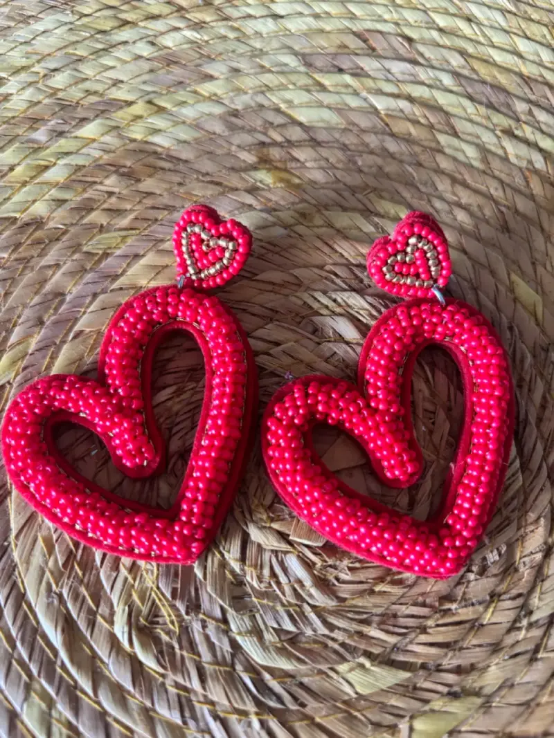 Aros de corazón rojos con mostacillas