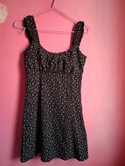 Vestido negro con estampado floral Opposite - miniatura 1