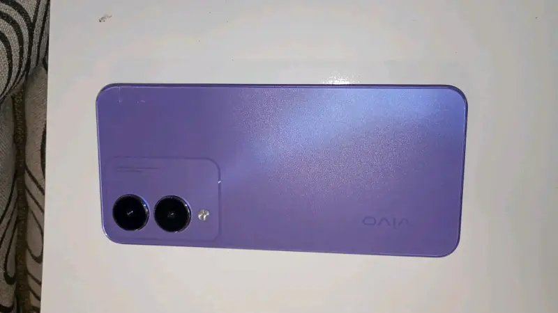 Smartphone Vivo V25e color morado - 2