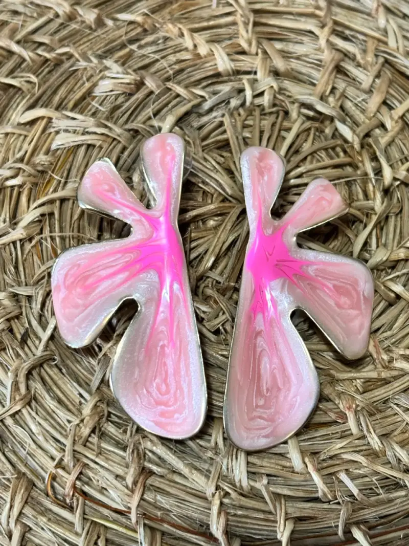 Aros de resina rosa y fucsia con diseño abstracto