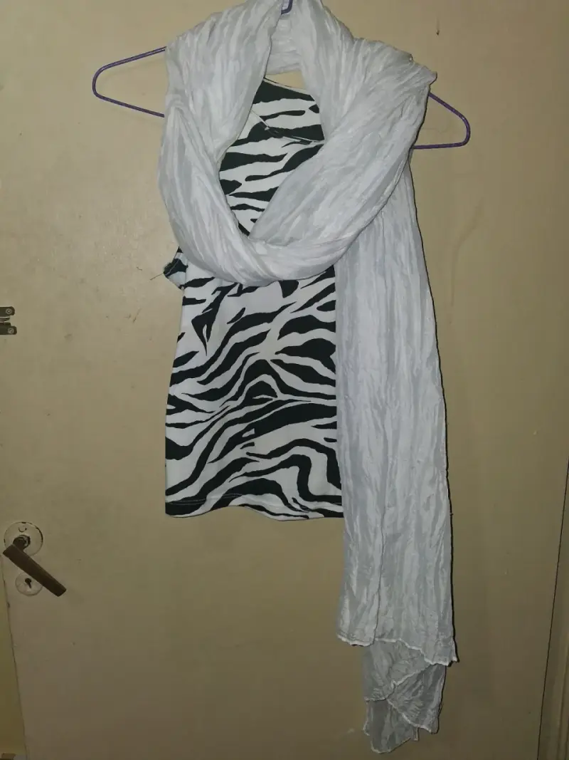 Blusa sin mangas estampado cebra con bufanda - 1