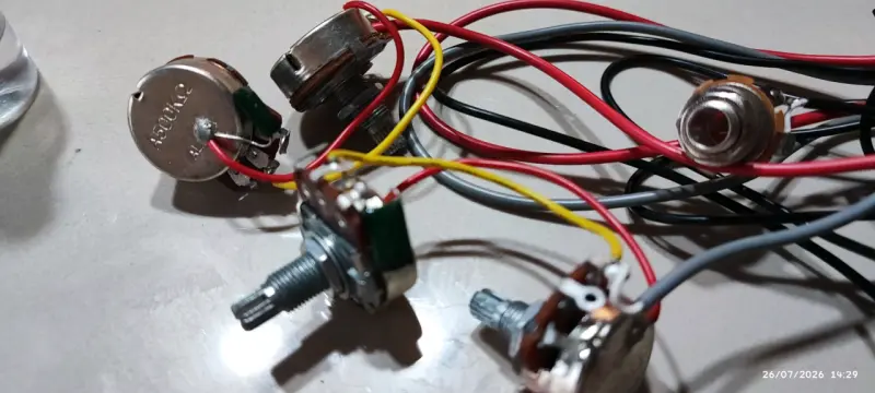 Kit de potenciómetros y switch para guitarra eléctrica - 1
