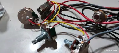 Kit de potenciómetros y switch para guitarra eléctrica - miniatura 1