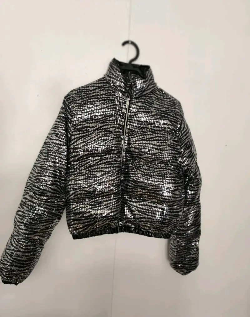 Chaqueta corta de lentejuelas negra y plateada - 1