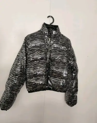Chaqueta corta de lentejuelas negra y plateada - miniatura 1